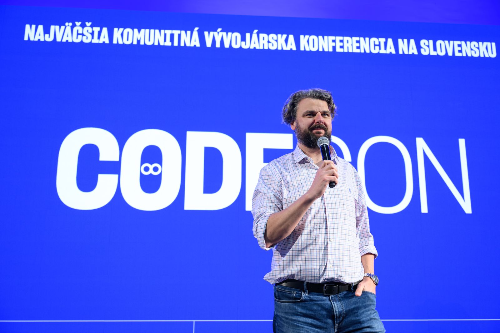 Jano Gordulič s mikrofónom na konferencii Codecon